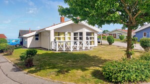 A single-story house with a porch, a garage, and a small lawn. - Gorgeous home in Schönhagen with sauna (Schönhagen)