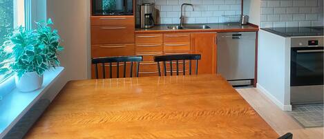 Een koelkast, een kookplaat, een koffiezetapparaat/waterkoker