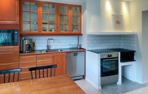 Kühlschrank, Mikrowelle, Herdplatte, Wasserkocher mit Kaffee-/Teezubehör