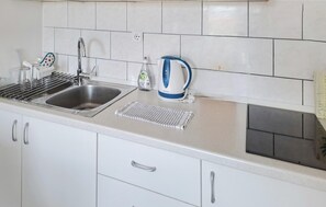 Réfrigérateur, surface de cuisson, vaisselle et ustensiles