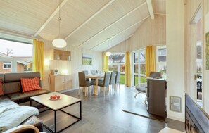 TV, fireplace, DVD player - Beach front home in Schönhagen (Schönhagen)