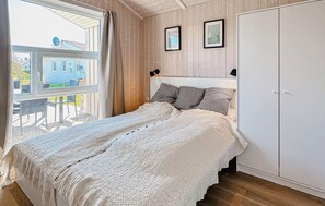 2 bedrooms, travel crib, free WiFi