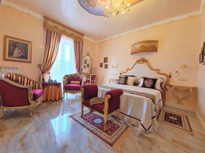 Egyptian cotton sheets, premium bedding, down duvets, memory-foam beds - FD Luxury Rooms (Verona)