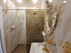 Luxury Double Room | Bathroom shower - FD Luxury Rooms (Verona)