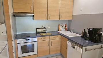 Microwave, oven, dishwasher, coffee/tea maker