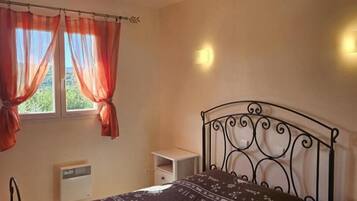 2 bedrooms, iron/ironing board, internet