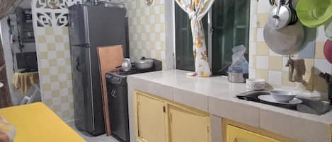 Frigorífic, placa de cuina, rentaplats i cafetera i tetera