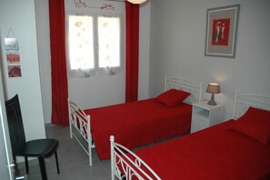 2 bedrooms, iron/ironing board, internet, bed sheets