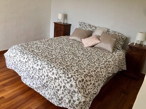 3 dormitoris, planxa i posts de planxar, Internet i roba de llit 