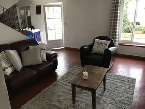 Télévision, cheminée, lecteur de DVD, livres