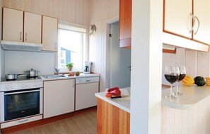 Kjøleskap, kokeplater, oppvaskmaskin og kaffetrakter/tekoker