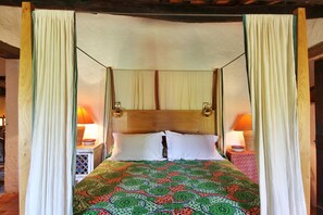 5 bedrooms, desk, iron/ironing board, travel crib