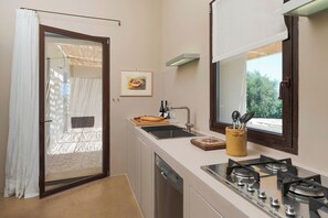 ثلاجة، ميكروويف، فرن، موقد طهي مسطح