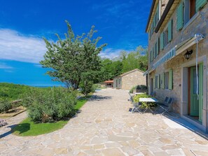 Outdoor dining - Wonderful private villa with WIFI, private pool, A/C, TV, patio, pets allowed and panoramic view (Umag)