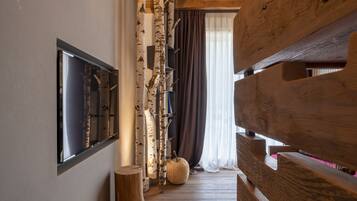 3 bedrooms, in-room safe, iron/ironing board, free WiFi