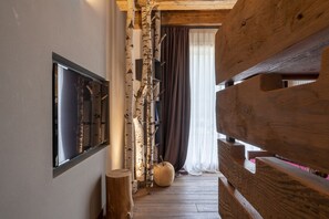 3 bedrooms, in-room safe, iron/ironing board, free WiFi