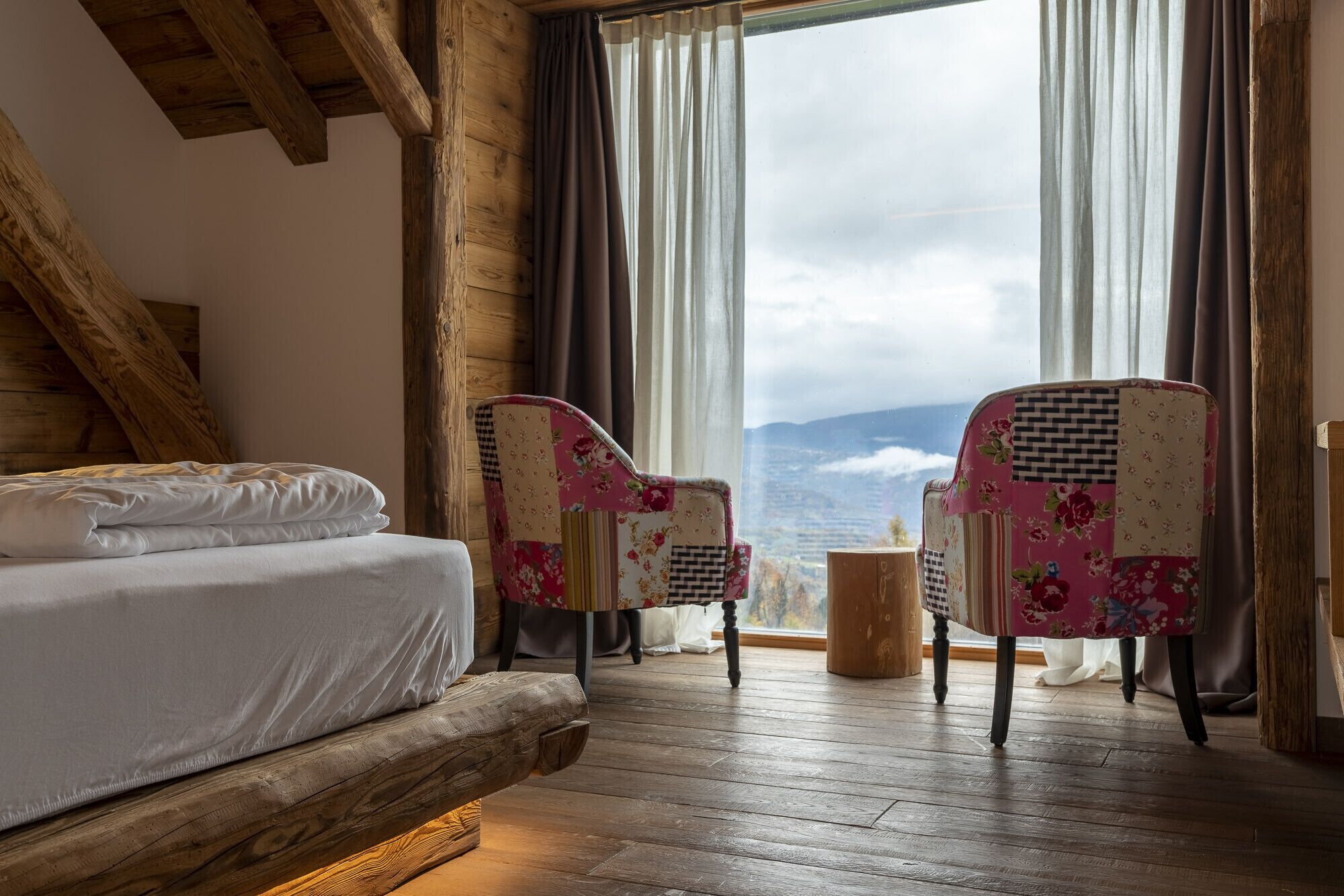 3 chambres, coffres-forts dans les chambres, fer et planche à repasser