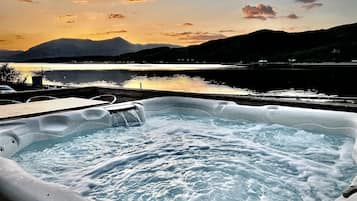 Bañera de hidromasaje al aire libre