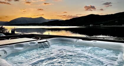 Glenachulish Bay Cottage has a fantastic location right beside the sea with fantastic uninterrupted