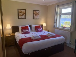 3 bedrooms, soundproofing, bed sheets - Glenachulish Bay Cottage has a fantastic location right beside the sea with fantastic uninterrupted (Glenachulish)