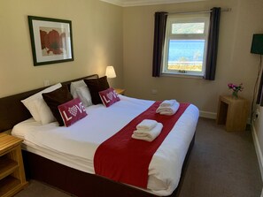 3 chambres, chambres insonorisées, draps fournis