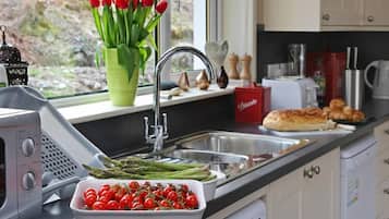 Microonde, forno, lavastoviglie, seggiolone