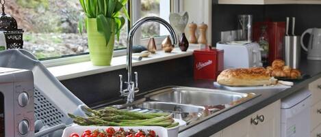 Micro-ondes, four, lave-vaisselle, chaise haute