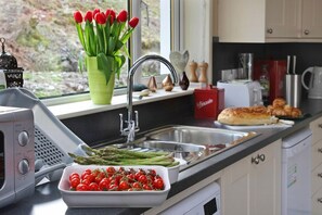 Microwave, oven, dishwasher, high chair - Glenachulish Bay Cottage has a fantastic location right beside the sea with fantastic uninterrupted (Glenachulish)