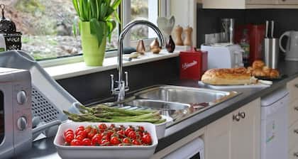 Glenachulish Bay Cottage has a fantastic location right beside the sea with fantastic uninterrupted