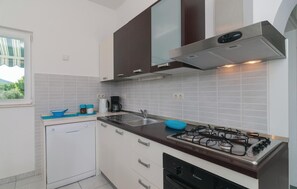 Jääkaappi, liesi, astianpesukone, kahvin-/teenkeitin