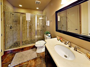 Combined shower/bathtub - Paradise Palms @ Mustang Royale (Port Aransas)