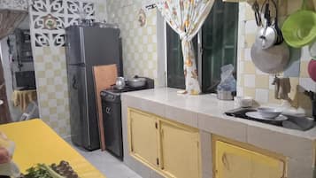 Geladeira, cooktop, lava-louças, cafeteira/chaleira