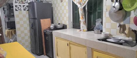 Een koelkast, een kookplaat, een vaatwasser