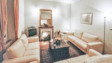 TV, caminetto, tavolo da ping pong