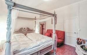 7 chambres, lit parapluie, draps fournis