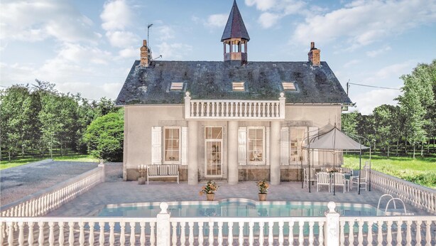 Una casa grande con piscina, un patio cubierto y un jardín.