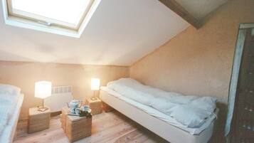 7 makuuhuonetta, vauvan matkasänky, vuodevaatteet