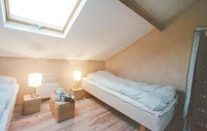 7 bedrooms, travel crib, bed sheets