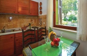 Refrigerador, microondas, placa de cocina, utensilios de cocina