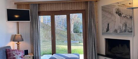 تلفزيون، مدفأة، مشغل دي في دي