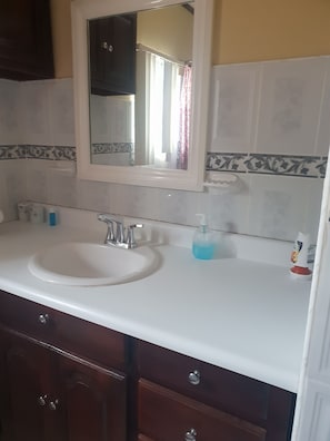 Shower, jetted bath, free toiletries, towels