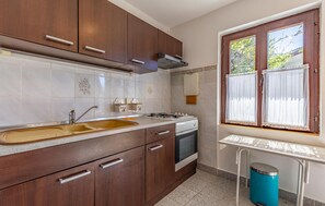 Réfrigérateur, plaque de cuisson, cafetière/bouilloire