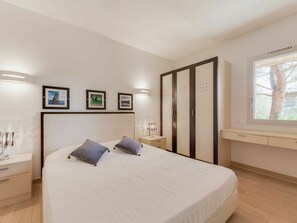 1 bedroom, travel cot, free WiFi, bed sheets