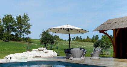 Alleinstehendes Ferienhaus mit W-LAN, privatem Pool, TV, Terrasse, Haustiere erlaubt, Parkplatz