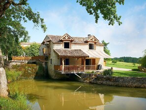 Exterior - Stunning private villa for 8 guests with WIFI, private pool, TV, terrace and pets allowed (Saint-paul-le-jeune)