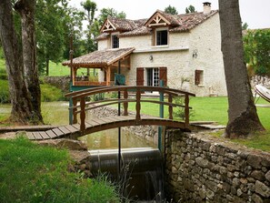 Exterior - Stunning private villa for 8 guests with WIFI, private pool, TV, terrace and pets allowed (Saint-paul-le-jeune)