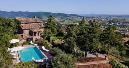 Villa in Cortona with 4 bedrooms sleeps 8