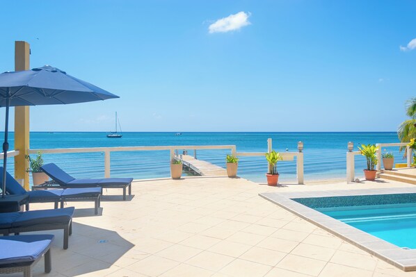 Pool - Idyllic Location!- Beachfront living at its best (Roatan)