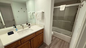 Dusche, Haartrockner, Handtücher