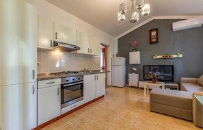 Fridge, stovetop, coffee/tea maker - 2 bedroom lovely home in Medulin (Medulin)